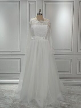 Elegant White Lace Long-Sleeve Bridal Gown